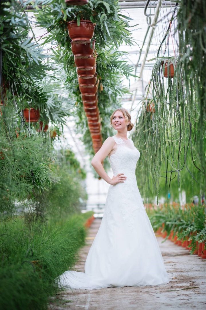 Bruidspaar met Monstera als backdrop