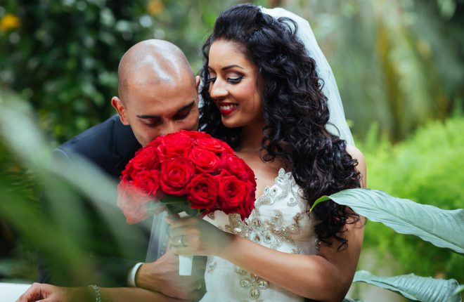 Reshma en Avinash trouwen op het podium in romantische groene trouwlocatie (9)