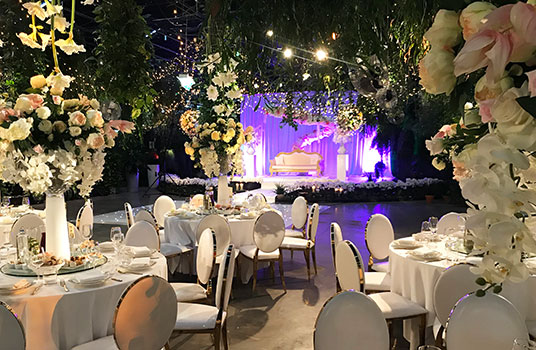 Turkse bruiloft Arendshoeve dinerzaal met groot podium